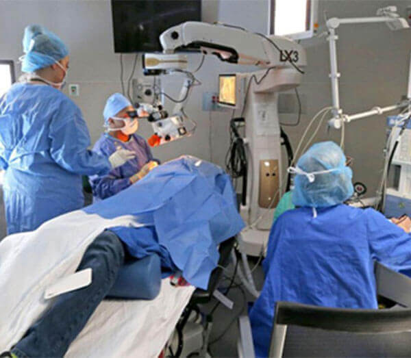 Doctors performing eye surgery at Buffalo Ophthalmology